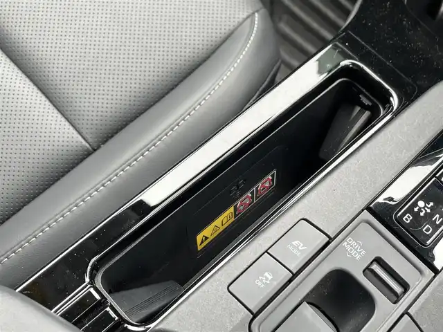 トヨタ プリウス Z 佐賀県 2023(令5)年 3.4万km プラチナホワイトパールマイカ ガラスルーフ/Toyota Safety Sense/・プリクラッシュセーフティ/・レーントレーシングアシスト/・レーンチェンジアシスト/・先行車発進告知機能/・オートマチックハイビーム/・レーダークルーズコントロール/・クリアランスソナー/・パーキングサポートブレーキ/・ロードサインアシスト/・ブラインドスポットモニター/・アドバンストパーク/純正12.3インチナビ/・フルセグTV/USB/Bluetooth/AppleCarPlay/パノラミックビューモニター/アルパインドラレコ一体型デジタルインナーミラー/電子パーキングブレーキ/AUTO　HOLD/D席パワーシート（メモリ機能付）/D＋N席シートヒーター・エアシート/ステアリングヒーター/ステアリングリモコン　/100V電源/19インチ純正アルミホイール/純正LEDヘッドライト/ETC2.0/フロアマット