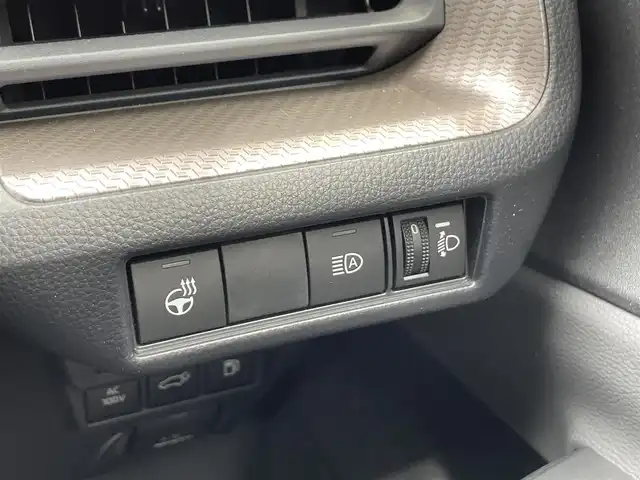 トヨタ プリウス Z 佐賀県 2023(令5)年 3.4万km プラチナホワイトパールマイカ ガラスルーフ/Toyota Safety Sense/・プリクラッシュセーフティ/・レーントレーシングアシスト/・レーンチェンジアシスト/・先行車発進告知機能/・オートマチックハイビーム/・レーダークルーズコントロール/・クリアランスソナー/・パーキングサポートブレーキ/・ロードサインアシスト/・ブラインドスポットモニター/・アドバンストパーク/純正12.3インチナビ/・フルセグTV/USB/Bluetooth/AppleCarPlay/パノラミックビューモニター/アルパインドラレコ一体型デジタルインナーミラー/電子パーキングブレーキ/AUTO　HOLD/D席パワーシート（メモリ機能付）/D＋N席シートヒーター・エアシート/ステアリングヒーター/ステアリングリモコン　/100V電源/19インチ純正アルミホイール/純正LEDヘッドライト/ETC2.0/フロアマット