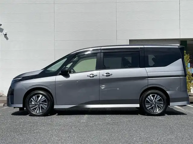 日産 セレナ ハイウェイスター V 千葉県 2023(令5)年 0.3万km ダークメタルグレー プロパイロット/　・エマージェンシーブレーキ/　・レーダークルーズコントロール/　・レーンキープアシスト/　・ブライドスポットモニター/ディスプレイオーディオ/両側パワースライドドア/前後コーナーセンサー/オートライト/オートハイビーム/LEDヘッドライト/デジタルインナーミラー/電子パーキング/純正フロアマット