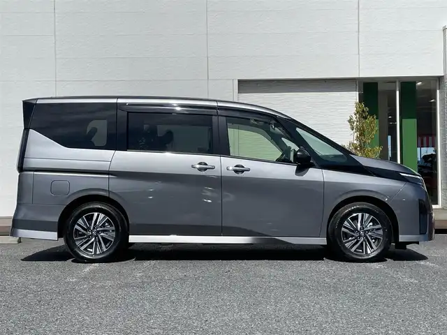 日産 セレナ ハイウェイスター V 千葉県 2023(令5)年 0.3万km ダークメタルグレー プロパイロット/　・エマージェンシーブレーキ/　・レーダークルーズコントロール/　・レーンキープアシスト/　・ブライドスポットモニター/ディスプレイオーディオ/両側パワースライドドア/前後コーナーセンサー/オートライト/オートハイビーム/LEDヘッドライト/デジタルインナーミラー/電子パーキング/純正フロアマット