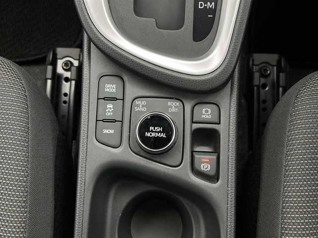 トヨタ ヤリスクロス G 宮城県 2023(令5)年 2.1万km ブラスゴールドメタリック ワンオーナー/４ＷＤ　/純正ディスプレイオーディオ(AM/FM/BT/Miracast)　/バックカメラ　/前後コーナーセンサー/トヨタセーフティセンス　/　・プリクラッシュセーフティ　/　・レーントレーシングアシスト /　・ダウンヒルアシストコントロール /　・横滑り防止装置/LEDライト /オートハイビーム /オートライト/ライトレベライザー/ビルトインETC/サイドバイザー/社外アルミホイール付き3mm冬タイヤ積込