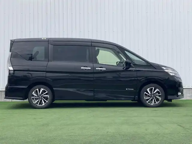 日産 セレナ e－パワー ハイウェイスター V 香川県 2020(令2)年 4.4万km ダイヤモンドブラック 登録時走行距離：43873km/メーカー純正9型ナビ/　CD DVD BT フルセグTV/全方位カメラ/純正フリップダウンモニター/両側パワースライドドア/エマージェンシーブレーキ/レーンキープアシスト/レーダークルーズコントロール/クリアランスソナー/ブラインドスポットモニター/ビルトインETC/ドライブレコーダー/デジタルインナーミラー/LEDヘッドライト/オートライト/オートハイビーム/フォグランプ/ロールサンシェード/プッシュスタート/スマートキー/スペアキー