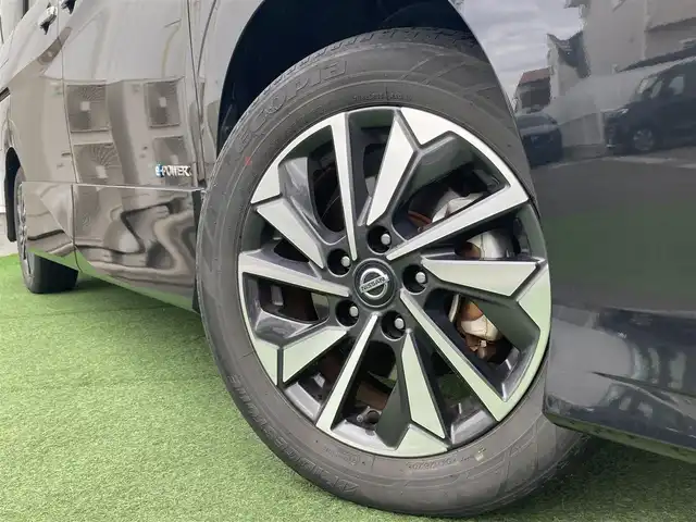 日産 セレナ e－パワー ハイウェイスター V 香川県 2020(令2)年 4.4万km ダイヤモンドブラック 登録時走行距離：43873km/メーカー純正9型ナビ/　CD DVD BT フルセグTV/全方位カメラ/純正フリップダウンモニター/両側パワースライドドア/エマージェンシーブレーキ/レーンキープアシスト/レーダークルーズコントロール/クリアランスソナー/ブラインドスポットモニター/ビルトインETC/ドライブレコーダー/デジタルインナーミラー/LEDヘッドライト/オートライト/オートハイビーム/フォグランプ/ロールサンシェード/プッシュスタート/スマートキー/スペアキー