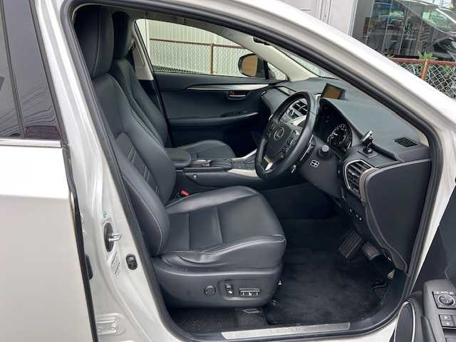 レクサス ＮＸ 200t Iパッケージ 静岡県 2014(平26)年 5.5万km ソニッククォーツ 純正ナビ（ＢＴ/フルセグTV）/ＥＴＣ　/バックカメラ/パワーシート　/パドルシフト　/スペアキー１　/アイドリングストップ　/プッシュスタート　/クルーズコントロール　/取扱説明書　/保証書