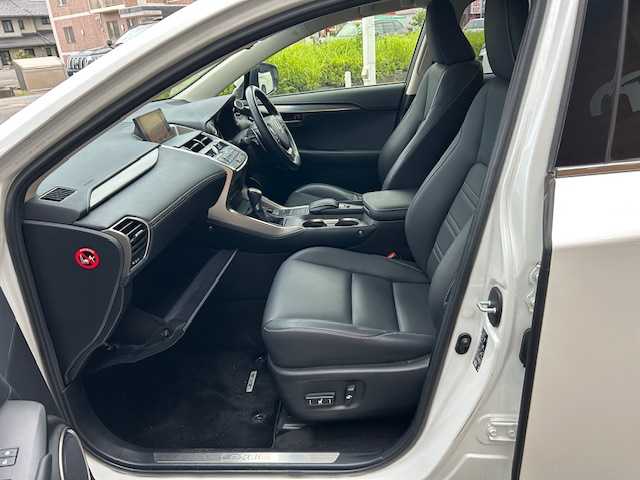 レクサス ＮＸ 200t Iパッケージ 静岡県 2014(平26)年 5.5万km ソニッククォーツ 純正ナビ（ＢＴ/フルセグTV）/ＥＴＣ　/バックカメラ/パワーシート　/パドルシフト　/スペアキー１　/アイドリングストップ　/プッシュスタート　/クルーズコントロール　/取扱説明書　/保証書