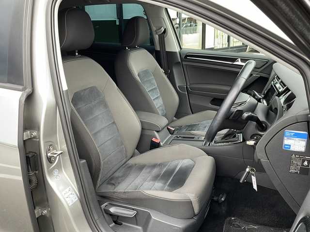 フォルクスワーゲン ゴルフ TSI ハイライン BMテクノ 岐阜県 2013(平25)年 10.7万km シルバー 登録時走行距離106772km/純正ＳＤナビ　/ビルトインＥＴＣ　/バックカメラ　/レーダークルーズコントロール　/衝突軽減システム　/盗難防止装置　/横滑り防止装置　/アイドリングストップ　/ＡＢＳ　/純正１８インチアルミホイール　/スマートキー/スペアキー1本/純正フロアマット/ワンオーナー