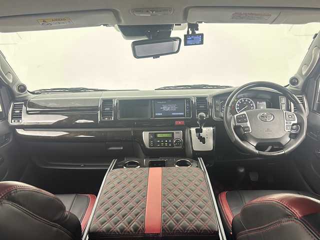 トヨタ ハイエース GL 兵庫県 2022(令4)年 1.5万km ブラックマイカ ・カロッツェリアナビ/　CD/DVD/SD再生/　Bluetoothオーディオ/　フルセグテレビ/・ビルドインETC/・フリップダウンモニター/・Toyota Safety Sense/　プリクラッシュセーフティ/　レーンディパーチャーアラート/　オートマチックハイビーム/・先行車発進告知機能/・パーキングサポートブレーキ（前後方静止物）/・車両接近通報装置/・三列シート/・前後ドライブレコーダー/・社外フロアマット/・社外革調シートカバー/・社外LEDテールランプ/・社外スピーカー/・社外センターコンソール/・片側パワースライドドア/・ヘッドキット/・フロントスポイラーエアロパーツ/・社外18インチアルミホイール/・デジタルインナーミラー/・AC100V充電/・ABS/・横滑り防止機能/・前後コーナーセンサー/・盗難防止装置/・オートライト/・LEDヘッドライト/・シングルエアバック