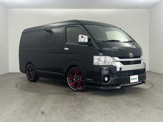 トヨタ ハイエース GL 兵庫県 2022(令4)年 1.5万km ブラックマイカ ・カロッツェリアナビ/　CD/DVD/SD再生/　Bluetoothオーディオ/　フルセグテレビ/・ビルドインETC/・フリップダウンモニター/・Toyota Safety Sense/　プリクラッシュセーフティ/　レーンディパーチャーアラート/　オートマチックハイビーム/・先行車発進告知機能/・パーキングサポートブレーキ（前後方静止物）/・車両接近通報装置/・三列シート/・前後ドライブレコーダー/・社外フロアマット/・社外革調シートカバー/・社外LEDテールランプ/・社外スピーカー/・社外センターコンソール/・片側パワースライドドア/・ヘッドキット/・フロントスポイラーエアロパーツ/・社外18インチアルミホイール/・デジタルインナーミラー/・AC100V充電/・ABS/・横滑り防止機能/・前後コーナーセンサー/・盗難防止装置/・オートライト/・LEDヘッドライト/・シングルエアバック