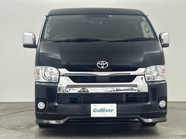 トヨタ ハイエース GL 兵庫県 2022(令4)年 1.5万km ブラックマイカ ・カロッツェリアナビ/　CD/DVD/SD再生/　Bluetoothオーディオ/　フルセグテレビ/・ビルドインETC/・フリップダウンモニター/・Toyota Safety Sense/　プリクラッシュセーフティ/　レーンディパーチャーアラート/　オートマチックハイビーム/・先行車発進告知機能/・パーキングサポートブレーキ（前後方静止物）/・車両接近通報装置/・三列シート/・前後ドライブレコーダー/・社外フロアマット/・社外革調シートカバー/・社外LEDテールランプ/・社外スピーカー/・社外センターコンソール/・片側パワースライドドア/・ヘッドキット/・フロントスポイラーエアロパーツ/・社外18インチアルミホイール/・デジタルインナーミラー/・AC100V充電/・ABS/・横滑り防止機能/・前後コーナーセンサー/・盗難防止装置/・オートライト/・LEDヘッドライト/・シングルエアバック