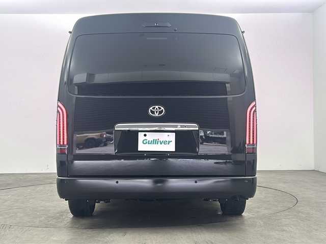 トヨタ ハイエース GL 兵庫県 2022(令4)年 1.5万km ブラックマイカ ・カロッツェリアナビ/　CD/DVD/SD再生/　Bluetoothオーディオ/　フルセグテレビ/・ビルドインETC/・フリップダウンモニター/・Toyota Safety Sense/　プリクラッシュセーフティ/　レーンディパーチャーアラート/　オートマチックハイビーム/・先行車発進告知機能/・パーキングサポートブレーキ（前後方静止物）/・車両接近通報装置/・三列シート/・前後ドライブレコーダー/・社外フロアマット/・社外革調シートカバー/・社外LEDテールランプ/・社外スピーカー/・社外センターコンソール/・片側パワースライドドア/・ヘッドキット/・フロントスポイラーエアロパーツ/・社外18インチアルミホイール/・デジタルインナーミラー/・AC100V充電/・ABS/・横滑り防止機能/・前後コーナーセンサー/・盗難防止装置/・オートライト/・LEDヘッドライト/・シングルエアバック