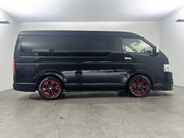 トヨタ ハイエース GL 兵庫県 2022(令4)年 1.5万km ブラックマイカ ・カロッツェリアナビ/　CD/DVD/SD再生/　Bluetoothオーディオ/　フルセグテレビ/・ビルドインETC/・フリップダウンモニター/・Toyota Safety Sense/　プリクラッシュセーフティ/　レーンディパーチャーアラート/　オートマチックハイビーム/・先行車発進告知機能/・パーキングサポートブレーキ（前後方静止物）/・車両接近通報装置/・三列シート/・前後ドライブレコーダー/・社外フロアマット/・社外革調シートカバー/・社外LEDテールランプ/・社外スピーカー/・社外センターコンソール/・片側パワースライドドア/・ヘッドキット/・フロントスポイラーエアロパーツ/・社外18インチアルミホイール/・デジタルインナーミラー/・AC100V充電/・ABS/・横滑り防止機能/・前後コーナーセンサー/・盗難防止装置/・オートライト/・LEDヘッドライト/・シングルエアバック