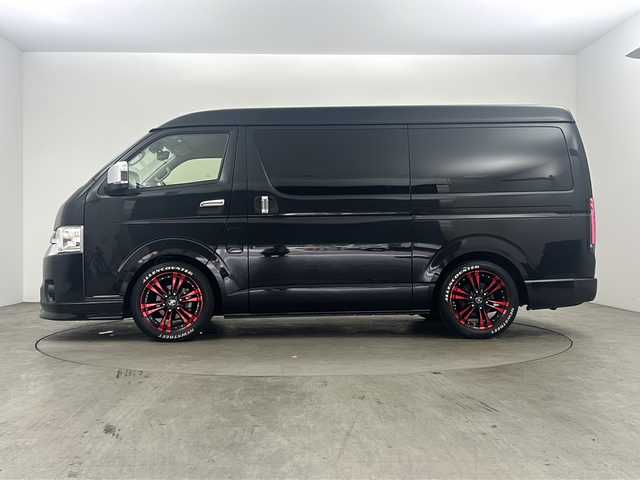 トヨタ ハイエース GL 兵庫県 2022(令4)年 1.5万km ブラックマイカ ・カロッツェリアナビ/　CD/DVD/SD再生/　Bluetoothオーディオ/　フルセグテレビ/・ビルドインETC/・フリップダウンモニター/・Toyota Safety Sense/　プリクラッシュセーフティ/　レーンディパーチャーアラート/　オートマチックハイビーム/・先行車発進告知機能/・パーキングサポートブレーキ（前後方静止物）/・車両接近通報装置/・三列シート/・前後ドライブレコーダー/・社外フロアマット/・社外革調シートカバー/・社外LEDテールランプ/・社外スピーカー/・社外センターコンソール/・片側パワースライドドア/・ヘッドキット/・フロントスポイラーエアロパーツ/・社外18インチアルミホイール/・デジタルインナーミラー/・AC100V充電/・ABS/・横滑り防止機能/・前後コーナーセンサー/・盗難防止装置/・オートライト/・LEDヘッドライト/・シングルエアバック