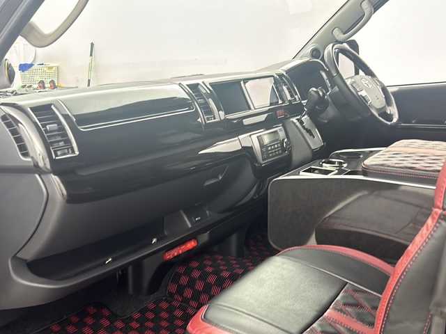トヨタ ハイエース GL 兵庫県 2022(令4)年 1.5万km ブラックマイカ ・カロッツェリアナビ/　CD/DVD/SD再生/　Bluetoothオーディオ/　フルセグテレビ/・ビルドインETC/・フリップダウンモニター/・Toyota Safety Sense/　プリクラッシュセーフティ/　レーンディパーチャーアラート/　オートマチックハイビーム/・先行車発進告知機能/・パーキングサポートブレーキ（前後方静止物）/・車両接近通報装置/・三列シート/・前後ドライブレコーダー/・社外フロアマット/・社外革調シートカバー/・社外LEDテールランプ/・社外スピーカー/・社外センターコンソール/・片側パワースライドドア/・ヘッドキット/・フロントスポイラーエアロパーツ/・社外18インチアルミホイール/・デジタルインナーミラー/・AC100V充電/・ABS/・横滑り防止機能/・前後コーナーセンサー/・盗難防止装置/・オートライト/・LEDヘッドライト/・シングルエアバック