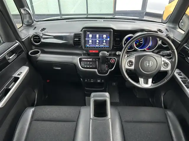 ホンダ Ｎ ＢＯＸ カスタム ターボ SSブラックSパッケージ 香川県 2016(平28)年 7.2万km クリスタルブラックパール ワンオーナー/CTBA/　・衝突回避支援システム/　・衝突被害軽減ブレーキ/　・誤発進抑制機能/オートハイビーム/VSA（横滑り防止装置）/LKAS（車線維持支援システム）/純正8インチSDナビ/　→フルセグ/CD/DVD/Bluetooth/バックカメラ/両側パワースライドドア/ハーフレザーシート/前席シートヒーター/ブルーステッチ本革巻ステアリング/ステアリングリモコン/パドルシフト/純正オールブラック15インチアルミ/リアバックテーブル/リアサンシェード/チップアップシート/サイドビューサポートミラー/ビルトインETC/プッシュスタート/アイドリングストップ