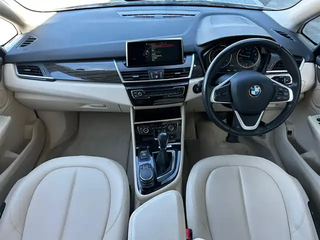 ＢＭＷ ２１８ｉ アクティブツアラー ラグジュアリー 石川県 2016(平28)年 7.3万km パール 純正ナビ　/　Bluetooth・AM/FM・CD・DVD・USB・AUX/バックカメラ/ETC/クルーズコントロール/パワーバックドア/シートヒーター（D+N席）/アンチロック・ブレーキ・システム/衝突被害軽減システム/横滑り防止装置/コーナーセンサー/レーンキープアシスト/盗難防止装置/エアバッグ（W+サイド）/カーテンエアバッグ/純正アルミホイール/レザーシート/スマートキー
