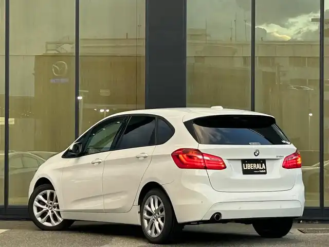 ＢＭＷ ２１８ｉ アクティブツアラー ラグジュアリー 石川県 2016(平28)年 7.3万km パール 純正ナビ　/　Bluetooth・AM/FM・CD・DVD・USB・AUX/バックカメラ/ETC/クルーズコントロール/パワーバックドア/シートヒーター（D+N席）/アンチロック・ブレーキ・システム/衝突被害軽減システム/横滑り防止装置/コーナーセンサー/レーンキープアシスト/盗難防止装置/エアバッグ（W+サイド）/カーテンエアバッグ/純正アルミホイール/レザーシート/スマートキー