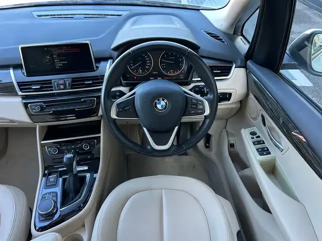 ＢＭＷ ２１８ｉ アクティブツアラー ラグジュアリー 石川県 2016(平28)年 7.3万km パール 純正ナビ　/　Bluetooth・AM/FM・CD・DVD・USB・AUX/バックカメラ/ETC/クルーズコントロール/パワーバックドア/シートヒーター（D+N席）/アンチロック・ブレーキ・システム/衝突被害軽減システム/横滑り防止装置/コーナーセンサー/レーンキープアシスト/盗難防止装置/エアバッグ（W+サイド）/カーテンエアバッグ/純正アルミホイール/レザーシート/スマートキー