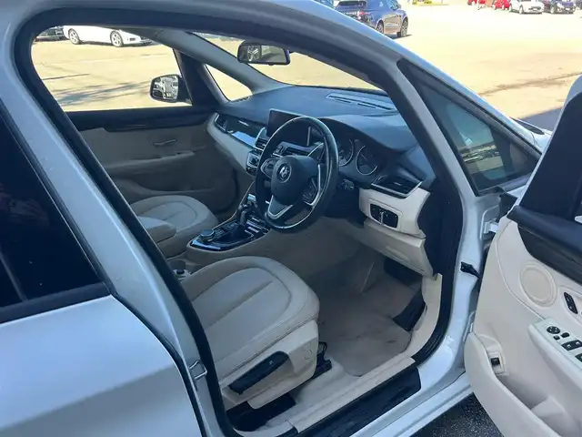 ＢＭＷ ２１８ｉ アクティブツアラー ラグジュアリー 石川県 2016(平28)年 7.3万km パール 純正ナビ　/　Bluetooth・AM/FM・CD・DVD・USB・AUX/バックカメラ/ETC/クルーズコントロール/パワーバックドア/シートヒーター（D+N席）/アンチロック・ブレーキ・システム/衝突被害軽減システム/横滑り防止装置/コーナーセンサー/レーンキープアシスト/盗難防止装置/エアバッグ（W+サイド）/カーテンエアバッグ/純正アルミホイール/レザーシート/スマートキー