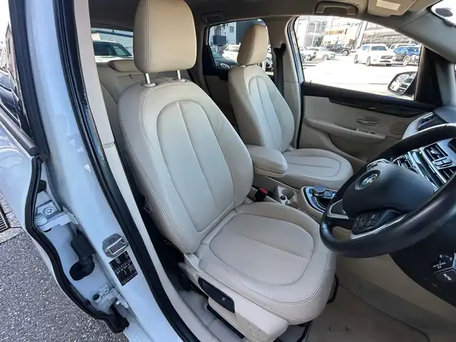 ＢＭＷ ２１８ｉ アクティブツアラー ラグジュアリー 石川県 2016(平28)年 7.3万km パール 純正ナビ　/　Bluetooth・AM/FM・CD・DVD・USB・AUX/バックカメラ/ETC/クルーズコントロール/パワーバックドア/シートヒーター（D+N席）/アンチロック・ブレーキ・システム/衝突被害軽減システム/横滑り防止装置/コーナーセンサー/レーンキープアシスト/盗難防止装置/エアバッグ（W+サイド）/カーテンエアバッグ/純正アルミホイール/レザーシート/スマートキー