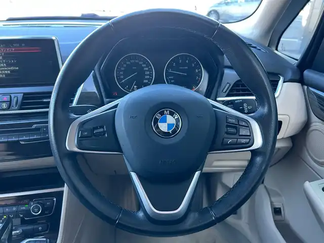 ＢＭＷ ２１８ｉ アクティブツアラー ラグジュアリー 石川県 2016(平28)年 7.3万km パール 純正ナビ　/　Bluetooth・AM/FM・CD・DVD・USB・AUX/バックカメラ/ETC/クルーズコントロール/パワーバックドア/シートヒーター（D+N席）/アンチロック・ブレーキ・システム/衝突被害軽減システム/横滑り防止装置/コーナーセンサー/レーンキープアシスト/盗難防止装置/エアバッグ（W+サイド）/カーテンエアバッグ/純正アルミホイール/レザーシート/スマートキー