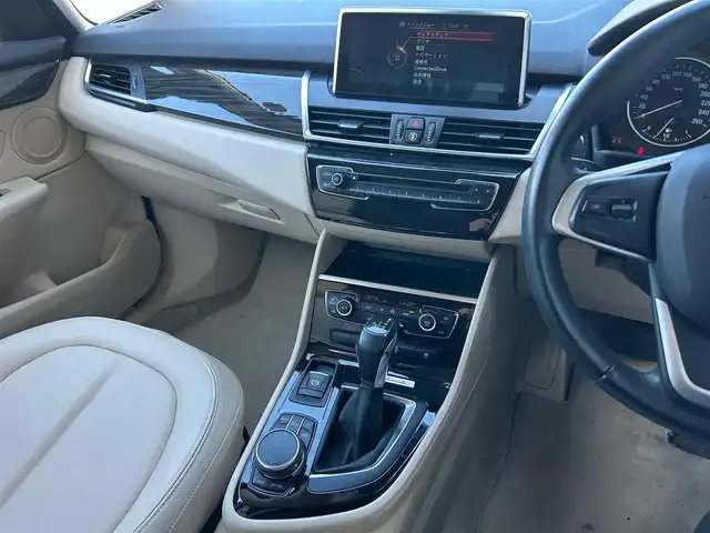 ＢＭＷ ２１８ｉ アクティブツアラー ラグジュアリー 石川県 2016(平28)年 7.3万km パール 純正ナビ　/　Bluetooth・AM/FM・CD・DVD・USB・AUX/バックカメラ/ETC/クルーズコントロール/パワーバックドア/シートヒーター（D+N席）/アンチロック・ブレーキ・システム/衝突被害軽減システム/横滑り防止装置/コーナーセンサー/レーンキープアシスト/盗難防止装置/エアバッグ（W+サイド）/カーテンエアバッグ/純正アルミホイール/レザーシート/スマートキー