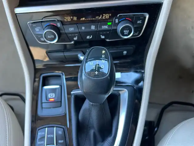 ＢＭＷ ２１８ｉ アクティブツアラー ラグジュアリー 石川県 2016(平28)年 7.3万km パール 純正ナビ　/　Bluetooth・AM/FM・CD・DVD・USB・AUX/バックカメラ/ETC/クルーズコントロール/パワーバックドア/シートヒーター（D+N席）/アンチロック・ブレーキ・システム/衝突被害軽減システム/横滑り防止装置/コーナーセンサー/レーンキープアシスト/盗難防止装置/エアバッグ（W+サイド）/カーテンエアバッグ/純正アルミホイール/レザーシート/スマートキー