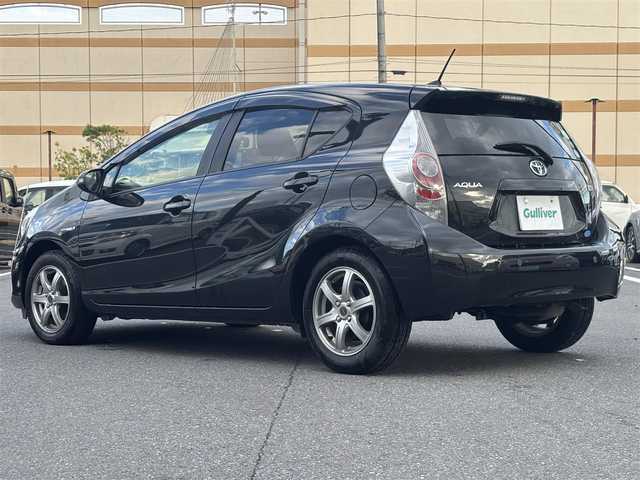 トヨタ アクア S 石川県 2014(平26)年 9.6万km ブラックマイカ 登録時走行距離９５９６２Km/バックカメラ/パーキングアシスト/社外ETC/プッシュスタート/スマートキー/スペアキー1本/ステアリングリモコン/ヘッドライトレベライザー/横滑り防止装置/オートライト/純正フロアマット/踏み間違い防止装置/コーナーポール前2本/社外ナビ/Bluetooth接続/CD/DVD/FM/AM/ワンセグ/LEDヘッドライト/フォグランプ/コーナーセンサー前後/Wミラー/電格ミラー/ドアバイザー/15インチ社外AW/タイヤ溝６ｍｍ