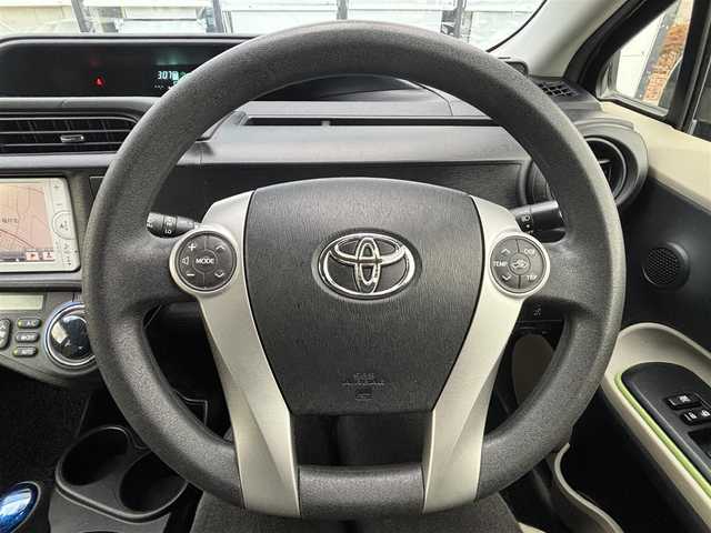 トヨタ アクア S 石川県 2014(平26)年 9.6万km ブラックマイカ 登録時走行距離９５９６２Km/バックカメラ/パーキングアシスト/社外ETC/プッシュスタート/スマートキー/スペアキー1本/ステアリングリモコン/ヘッドライトレベライザー/横滑り防止装置/オートライト/純正フロアマット/踏み間違い防止装置/コーナーポール前2本/社外ナビ/Bluetooth接続/CD/DVD/FM/AM/ワンセグ/LEDヘッドライト/フォグランプ/コーナーセンサー前後/Wミラー/電格ミラー/ドアバイザー/15インチ社外AW/タイヤ溝６ｍｍ