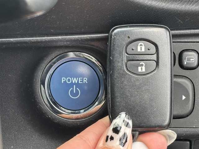 トヨタ アクア S 石川県 2014(平26)年 9.6万km ブラックマイカ 登録時走行距離９５９６２Km/バックカメラ/パーキングアシスト/社外ETC/プッシュスタート/スマートキー/スペアキー1本/ステアリングリモコン/ヘッドライトレベライザー/横滑り防止装置/オートライト/純正フロアマット/踏み間違い防止装置/コーナーポール前2本/社外ナビ/Bluetooth接続/CD/DVD/FM/AM/ワンセグ/LEDヘッドライト/フォグランプ/コーナーセンサー前後/Wミラー/電格ミラー/ドアバイザー/15インチ社外AW/タイヤ溝６ｍｍ