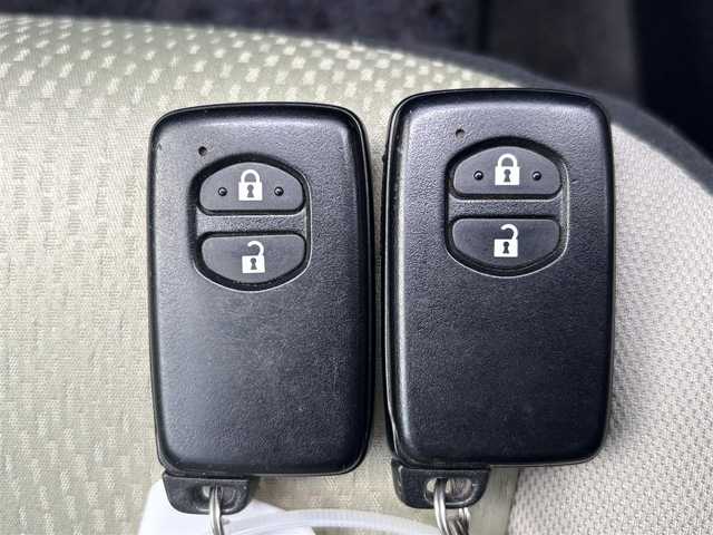 トヨタ アクア S 石川県 2014(平26)年 9.6万km ブラックマイカ 登録時走行距離９５９６２Km/バックカメラ/パーキングアシスト/社外ETC/プッシュスタート/スマートキー/スペアキー1本/ステアリングリモコン/ヘッドライトレベライザー/横滑り防止装置/オートライト/純正フロアマット/踏み間違い防止装置/コーナーポール前2本/社外ナビ/Bluetooth接続/CD/DVD/FM/AM/ワンセグ/LEDヘッドライト/フォグランプ/コーナーセンサー前後/Wミラー/電格ミラー/ドアバイザー/15インチ社外AW/タイヤ溝６ｍｍ