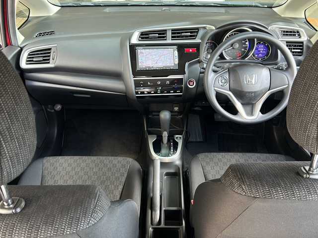ホンダ フィット 13G Fパッケージ 静岡県 2014(平26)年 3.4万km ミラノレッド 純正ナビ/・FM/AM/・CD/DVD/・USB/・Bluetooth/・ワンセグ/・SD/主要装備/・バックカメラ/・オートエアコン/・ＥＴＣ/・オートライト/・ステアリングスイッチ/・横滑り防止装置/・プッシュスタート/・純正ホイールキャップ/・スタッドレスタイヤ/・ＬＥＤヘッドライト/・純正フロアマット