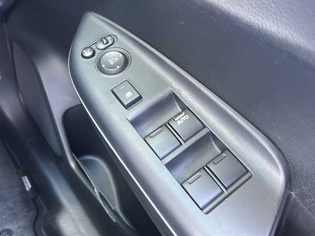 ホンダ フィット 13G Fパッケージ 静岡県 2014(平26)年 3.4万km ミラノレッド 純正ナビ/・FM/AM/・CD/DVD/・USB/・Bluetooth/・ワンセグ/・SD/主要装備/・バックカメラ/・オートエアコン/・ＥＴＣ/・オートライト/・ステアリングスイッチ/・横滑り防止装置/・プッシュスタート/・純正ホイールキャップ/・スタッドレスタイヤ/・ＬＥＤヘッドライト/・純正フロアマット