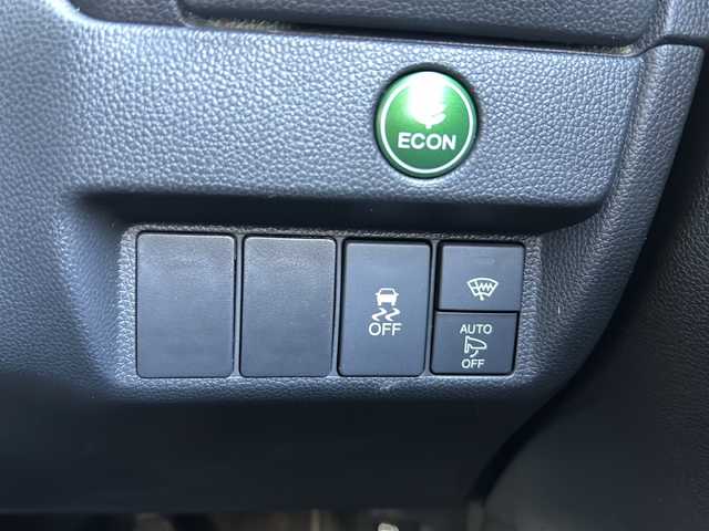 ホンダ フィット 13G Fパッケージ 静岡県 2014(平26)年 3.4万km ミラノレッド 純正ナビ/・FM/AM/・CD/DVD/・USB/・Bluetooth/・ワンセグ/・SD/主要装備/・バックカメラ/・オートエアコン/・ＥＴＣ/・オートライト/・ステアリングスイッチ/・横滑り防止装置/・プッシュスタート/・純正ホイールキャップ/・スタッドレスタイヤ/・ＬＥＤヘッドライト/・純正フロアマット