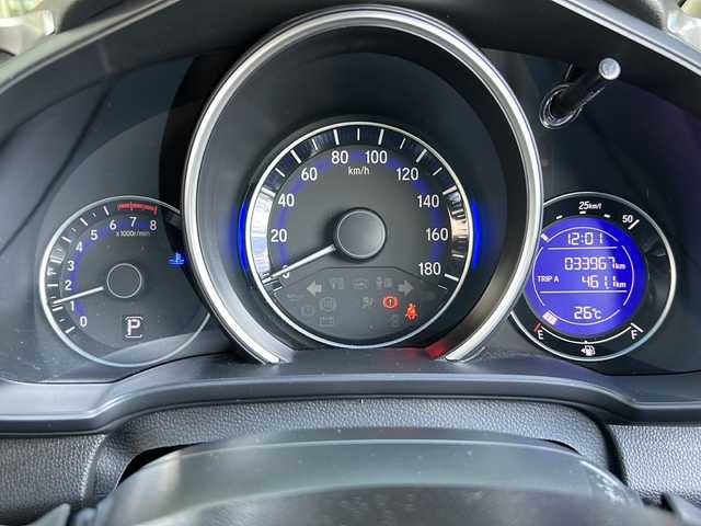 ホンダ フィット 13G Fパッケージ 静岡県 2014(平26)年 3.4万km ミラノレッド 純正ナビ/・FM/AM/・CD/DVD/・USB/・Bluetooth/・ワンセグ/・SD/主要装備/・バックカメラ/・オートエアコン/・ＥＴＣ/・オートライト/・ステアリングスイッチ/・横滑り防止装置/・プッシュスタート/・純正ホイールキャップ/・スタッドレスタイヤ/・ＬＥＤヘッドライト/・純正フロアマット