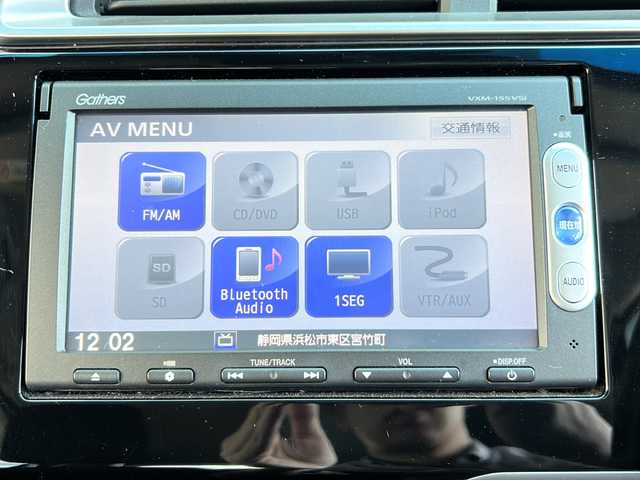 ホンダ フィット 13G Fパッケージ 静岡県 2014(平26)年 3.4万km ミラノレッド 純正ナビ/・FM/AM/・CD/DVD/・USB/・Bluetooth/・ワンセグ/・SD/主要装備/・バックカメラ/・オートエアコン/・ＥＴＣ/・オートライト/・ステアリングスイッチ/・横滑り防止装置/・プッシュスタート/・純正ホイールキャップ/・スタッドレスタイヤ/・ＬＥＤヘッドライト/・純正フロアマット