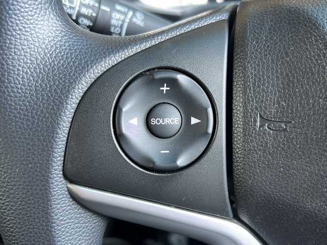 ホンダ フィット 13G Fパッケージ 静岡県 2014(平26)年 3.4万km ミラノレッド 純正ナビ/・FM/AM/・CD/DVD/・USB/・Bluetooth/・ワンセグ/・SD/主要装備/・バックカメラ/・オートエアコン/・ＥＴＣ/・オートライト/・ステアリングスイッチ/・横滑り防止装置/・プッシュスタート/・純正ホイールキャップ/・スタッドレスタイヤ/・ＬＥＤヘッドライト/・純正フロアマット