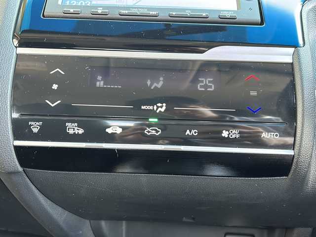 ホンダ フィット 13G Fパッケージ 静岡県 2014(平26)年 3.4万km ミラノレッド 純正ナビ/・FM/AM/・CD/DVD/・USB/・Bluetooth/・ワンセグ/・SD/主要装備/・バックカメラ/・オートエアコン/・ＥＴＣ/・オートライト/・ステアリングスイッチ/・横滑り防止装置/・プッシュスタート/・純正ホイールキャップ/・スタッドレスタイヤ/・ＬＥＤヘッドライト/・純正フロアマット
