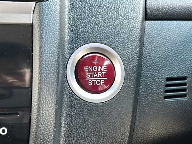 ホンダ フィット 13G Fパッケージ 静岡県 2014(平26)年 3.4万km ミラノレッド 純正ナビ/・FM/AM/・CD/DVD/・USB/・Bluetooth/・ワンセグ/・SD/主要装備/・バックカメラ/・オートエアコン/・ＥＴＣ/・オートライト/・ステアリングスイッチ/・横滑り防止装置/・プッシュスタート/・純正ホイールキャップ/・スタッドレスタイヤ/・ＬＥＤヘッドライト/・純正フロアマット