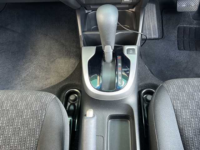 ホンダ フィット 13G Fパッケージ 静岡県 2014(平26)年 3.4万km ミラノレッド 純正ナビ/・FM/AM/・CD/DVD/・USB/・Bluetooth/・ワンセグ/・SD/主要装備/・バックカメラ/・オートエアコン/・ＥＴＣ/・オートライト/・ステアリングスイッチ/・横滑り防止装置/・プッシュスタート/・純正ホイールキャップ/・スタッドレスタイヤ/・ＬＥＤヘッドライト/・純正フロアマット