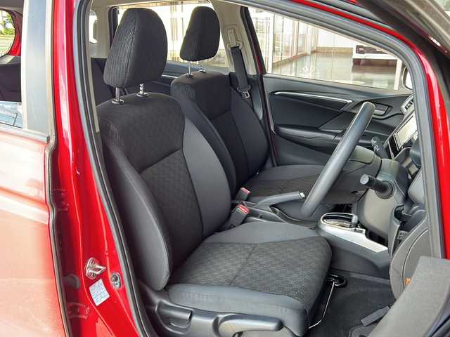 ホンダ フィット 13G Fパッケージ 静岡県 2014(平26)年 3.4万km ミラノレッド 純正ナビ/・FM/AM/・CD/DVD/・USB/・Bluetooth/・ワンセグ/・SD/主要装備/・バックカメラ/・オートエアコン/・ＥＴＣ/・オートライト/・ステアリングスイッチ/・横滑り防止装置/・プッシュスタート/・純正ホイールキャップ/・スタッドレスタイヤ/・ＬＥＤヘッドライト/・純正フロアマット
