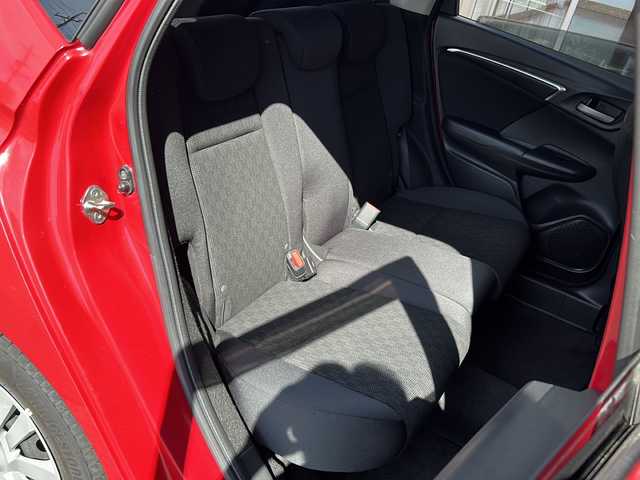 ホンダ フィット 13G Fパッケージ 静岡県 2014(平26)年 3.4万km ミラノレッド 純正ナビ/・FM/AM/・CD/DVD/・USB/・Bluetooth/・ワンセグ/・SD/主要装備/・バックカメラ/・オートエアコン/・ＥＴＣ/・オートライト/・ステアリングスイッチ/・横滑り防止装置/・プッシュスタート/・純正ホイールキャップ/・スタッドレスタイヤ/・ＬＥＤヘッドライト/・純正フロアマット