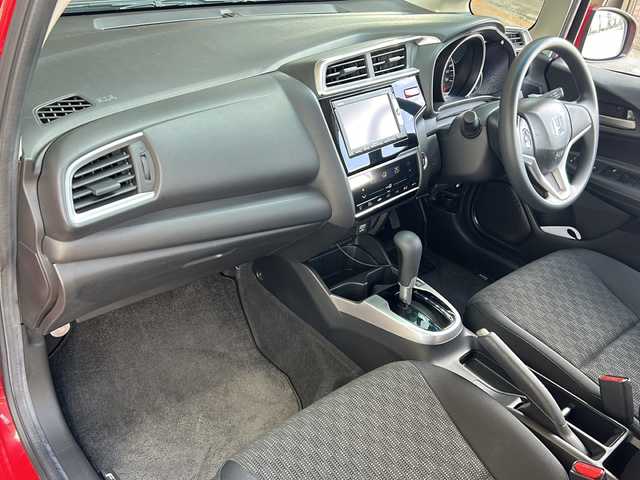 ホンダ フィット 13G Fパッケージ 静岡県 2014(平26)年 3.4万km ミラノレッド 純正ナビ/・FM/AM/・CD/DVD/・USB/・Bluetooth/・ワンセグ/・SD/主要装備/・バックカメラ/・オートエアコン/・ＥＴＣ/・オートライト/・ステアリングスイッチ/・横滑り防止装置/・プッシュスタート/・純正ホイールキャップ/・スタッドレスタイヤ/・ＬＥＤヘッドライト/・純正フロアマット