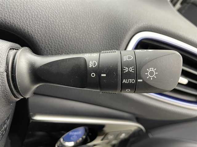 トヨタ プリウス A ツーリングセレクション 富山県 2016(平28)年 10.3万km パール 4WD/純正9型ナビ（AM/FM/CD/DVD/BT）/フルセグTV/バックカメラ/レザーシート/純正AW付夏タイヤ車載/衝突被害軽減ブレーキ/レーンキープアシスト/レーダークルーズコントロール/パーキングアシスト/前席シートヒーター/コーナーセンサー/HUD/オートハイビーム/オートライト/LEDヘッドライト/フォグランプ/スマートキー×2/プッシュスタート/純正フロアマット