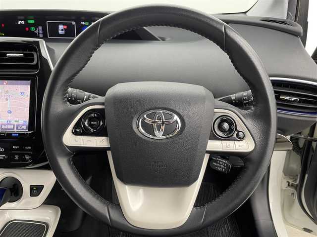 トヨタ プリウス A ツーリングセレクション 富山県 2016(平28)年 10.3万km パール 4WD/純正9型ナビ（AM/FM/CD/DVD/BT）/フルセグTV/バックカメラ/レザーシート/純正AW付夏タイヤ車載/衝突被害軽減ブレーキ/レーンキープアシスト/レーダークルーズコントロール/パーキングアシスト/前席シートヒーター/コーナーセンサー/HUD/オートハイビーム/オートライト/LEDヘッドライト/フォグランプ/スマートキー×2/プッシュスタート/純正フロアマット