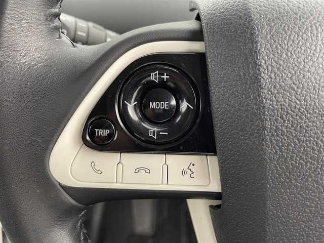 トヨタ プリウス A ツーリングセレクション 富山県 2016(平28)年 10.3万km パール 4WD/純正9型ナビ（AM/FM/CD/DVD/BT）/フルセグTV/バックカメラ/レザーシート/純正AW付夏タイヤ車載/衝突被害軽減ブレーキ/レーンキープアシスト/レーダークルーズコントロール/パーキングアシスト/前席シートヒーター/コーナーセンサー/HUD/オートハイビーム/オートライト/LEDヘッドライト/フォグランプ/スマートキー×2/プッシュスタート/純正フロアマット