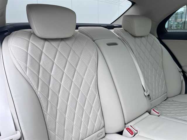 メルセデス・ベンツ Ｓ５００ 4マチック AMGライン 三重県 2022(令4)年 1万km ダイヤモンドホワイト レザーエクスクルーシブパッケージ(ダイヤモンドステッチ入ナッパ革シート(ベージュ)/Brumester3Dサラウンドサウンドシステム(15スピーカー)/ステアリングヒーター/アームレストヒーター)/3Dコックピットディスプレイ/ARヘッドアップディプレイ/シートベンチレーター(前席)/パノラミックスライディングルーフ/360度カメラ/アクティブパーキングアシスト/レーダーセーフティパッケージ(アクティブディスタンスアシストディストロニック/アクティブステアリングアシスト/アクティブレーンチェンジアシスト/アクティブエマージェンシーストップアシスト/アクティブブレーキアシスト/PRE-SAFE/PRE-SAFEインパルスサイド/PRE-SAFEサウンド/緊急回避補助システム/渋滞時緊急ブレーキ/アクティブブラインドスポットアシスト/アクティブレーンキーピングアシスト/PRE-SAFEプラス/トラフィックサインアシスト)/アクティブアンビエントライト/メモリー付パワーシート(前席)/シートヒーター(前席/後席)/12.8インチディスプレイ(ARナビゲーション/ダッシュカム/地デジTV/USBポート/AM/FM/AppleCarPlay/AndroidAuto)/ETC2.0/ドライブレコーダー/スペアキー