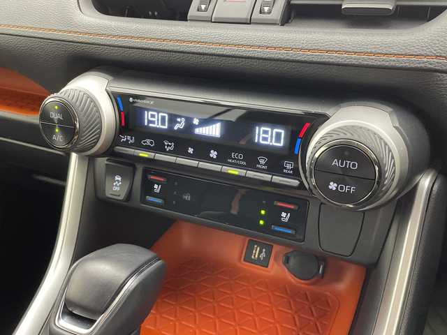 トヨタ ＲＡＶ４ アドベンチャー 新潟県 2022(令4)年 3.7万km アッシュグレーメタリック/アーバンカーキ 4WD/ワンオーナー/純正メモリナビ /　フルセグTV/Bluetooth/USB/サンルーフ/パワーバックドア/レーダークルーズコントロール/ブラインドスポットモニター/レザーシート/D席パワーシート/前席シートヒーター/前席エアシート/衝突被害軽減ブレーキ/レーンキープアシスト/前後コーナーセンサー/前後ドライブレコーダー/バックモニター/ビルトインETC2.0/オートマチックハイビーム/横滑り防止装置/ステアリングヒーター/レザーステアリング/ステアリングスイッチ/禁煙車