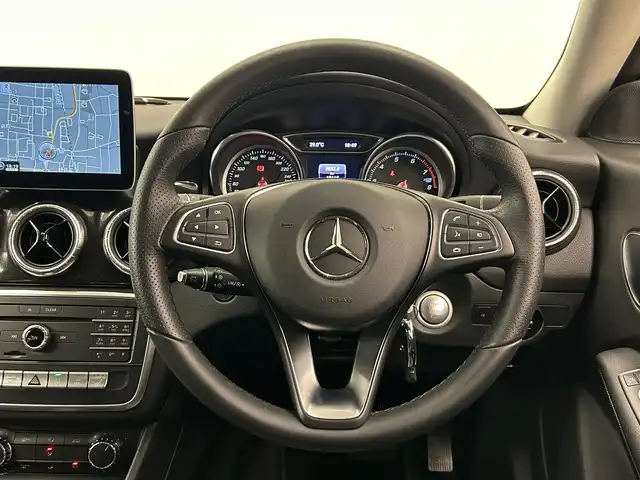 メルセデス・ベンツ ＣＬＡ１８０ AMG スタイル 岡山県 2018(平30)年 1.1万km 黒 純正ナビ/バックカメラ/フルセグTV/Bluetooth/AppleCarplay/シートヒーター/キーレスゴー/ESP/アクティブブレーキアシスト/アテンションアシスト/ブラインドスポットアシスト/レーンキープアシスト/デイライト/LEDヘッドライト/オートライト/オートワイパー/PDC/レーダーセーフティパッケージ