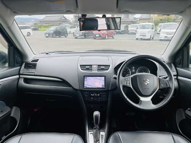 スズキ スイフト RS 熊本県 2013(平25)年 7.7万km パール 社外SDナビ/（BT/CD/DVD/USB/SD/AM/FM)/フルセグTV/バックカメラ/ETC/クルーズコントロール/革巻きステアリング/・パドルシフト/・ステアリングリモコン/布シート/・革調シートカバー/フルエアロ/・リアスポイラー/オートライト/・LEDヘッドライト、フォグライト/電動格納ミラー/・ミラーウィンカー/プッシュスタート/・スマートキー/純正フロアマット/純正ドアバイザー