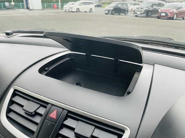 スズキ スイフト RS 熊本県 2013(平25)年 7.7万km パール 社外SDナビ/（BT/CD/DVD/USB/SD/AM/FM)/フルセグTV/バックカメラ/ETC/クルーズコントロール/革巻きステアリング/・パドルシフト/・ステアリングリモコン/布シート/・革調シートカバー/フルエアロ/・リアスポイラー/オートライト/・LEDヘッドライト、フォグライト/電動格納ミラー/・ミラーウィンカー/プッシュスタート/・スマートキー/純正フロアマット/純正ドアバイザー